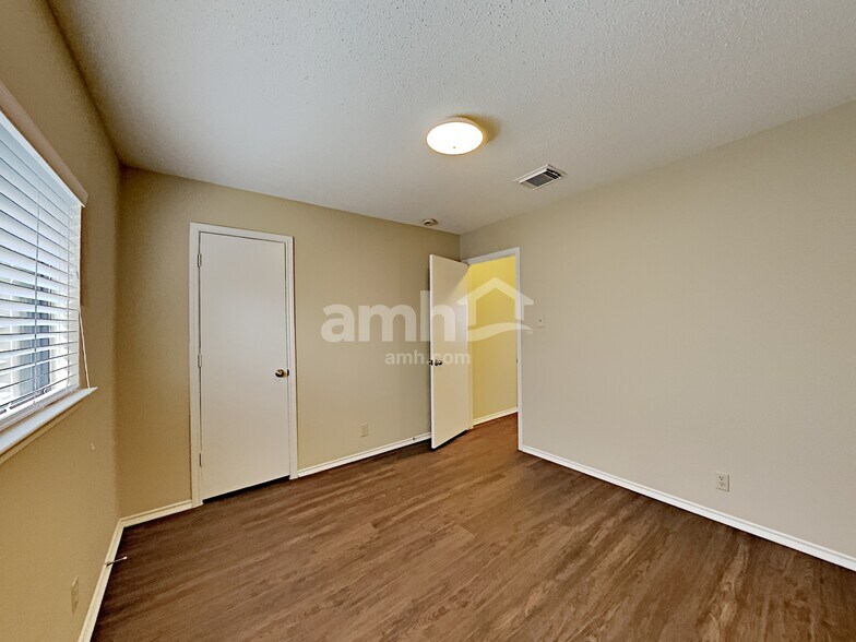 Building Photo - 7206 Knights Haven