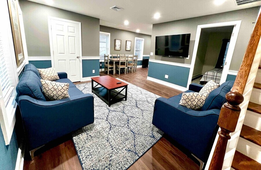 Building Photo - 1592 Main St