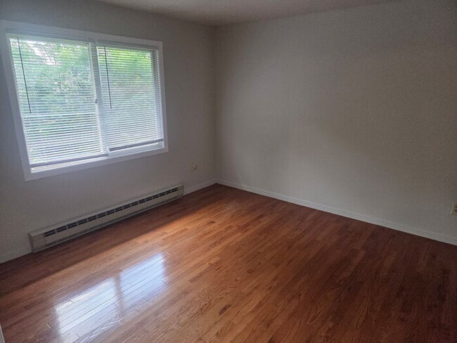 Building Photo - 2 bedroom townhome.