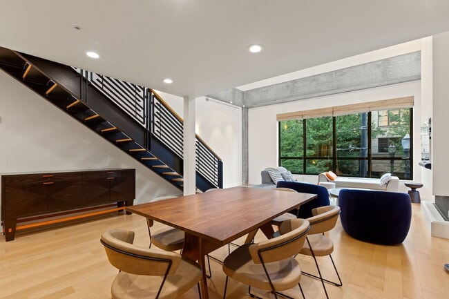 Building Photo - Pearl District Townhome