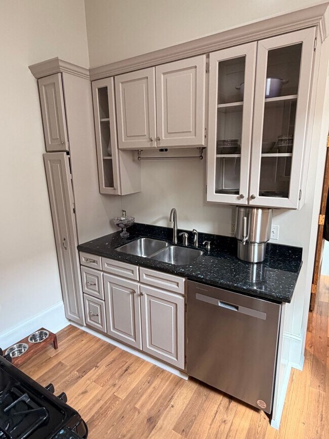 Building Photo - Gorgeous 1BD/1.5BA Uptown