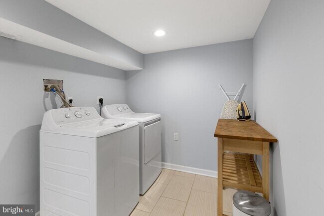 Building Photo - 2124 Sigel St