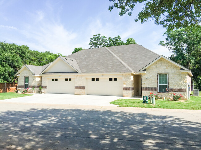 Primary Photo - Savannah Court Luxury Townhomes *Leasing S...