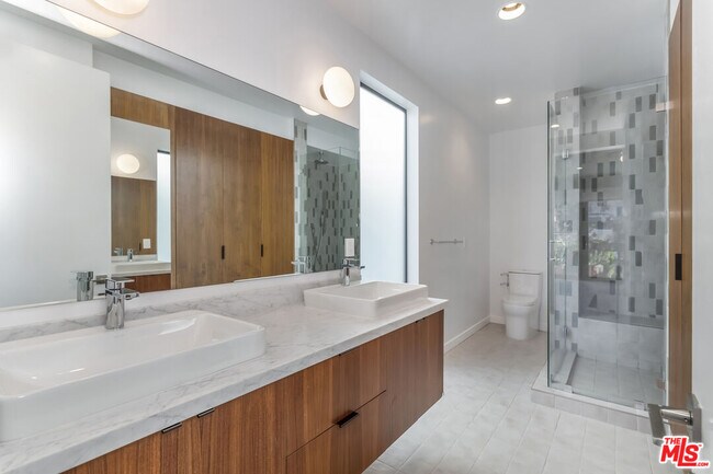 Building Photo - 906 Benton Wy