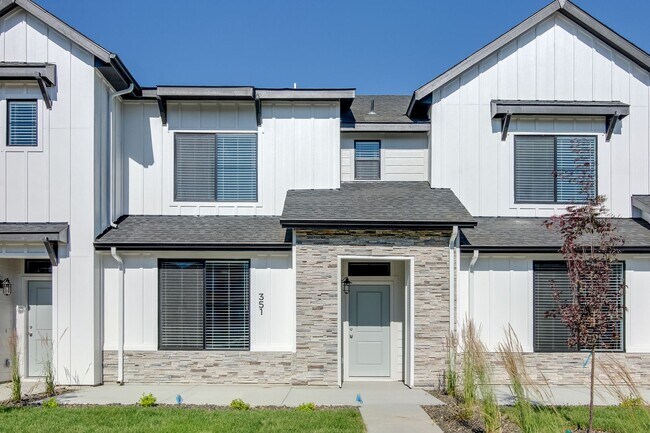 Building Photo - 322 S Echo Cyn Ave