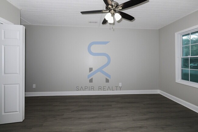 Building Photo - 157 Polar Rock Dr SW