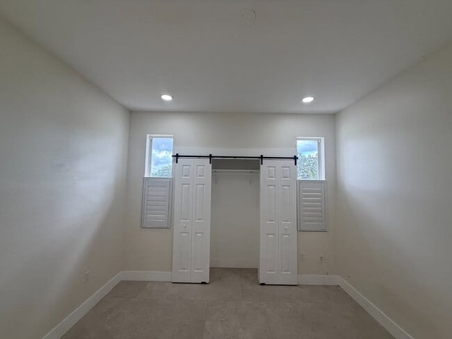 Building Photo - 1550 Center Rd