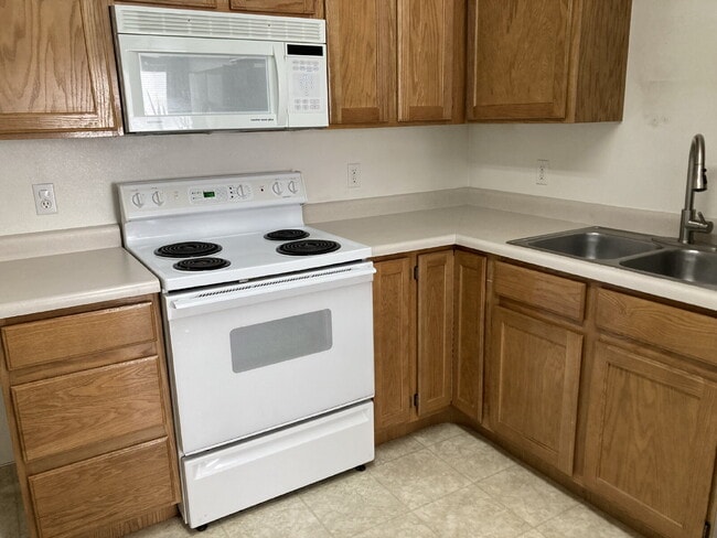 Building Photo - "2-Bedroom Townhouse with 2 Full Baths in ...