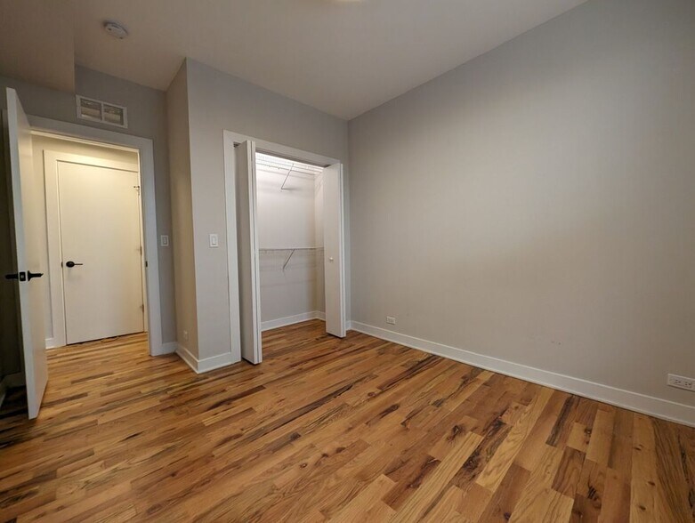 Building Photo - 656 W Wrightwood Ave