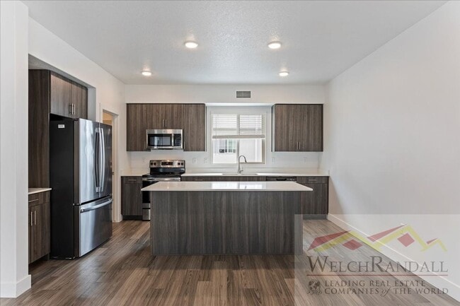 Building Photo - Beautiful 3 Bed 2.5 Bath Townhome in West ...
