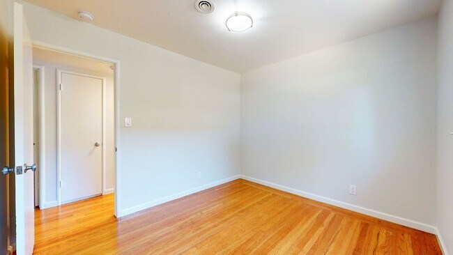Building Photo - 3 Bedroom Home Available in East Richmond ...