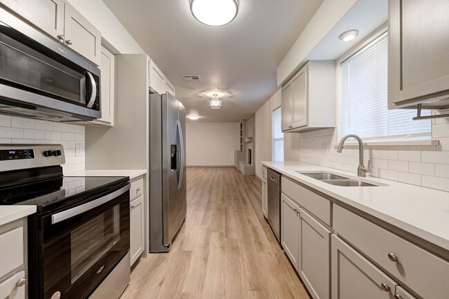 Building Photo - Beautiful 3 Bed 2 Bath in the Heart of Moore!