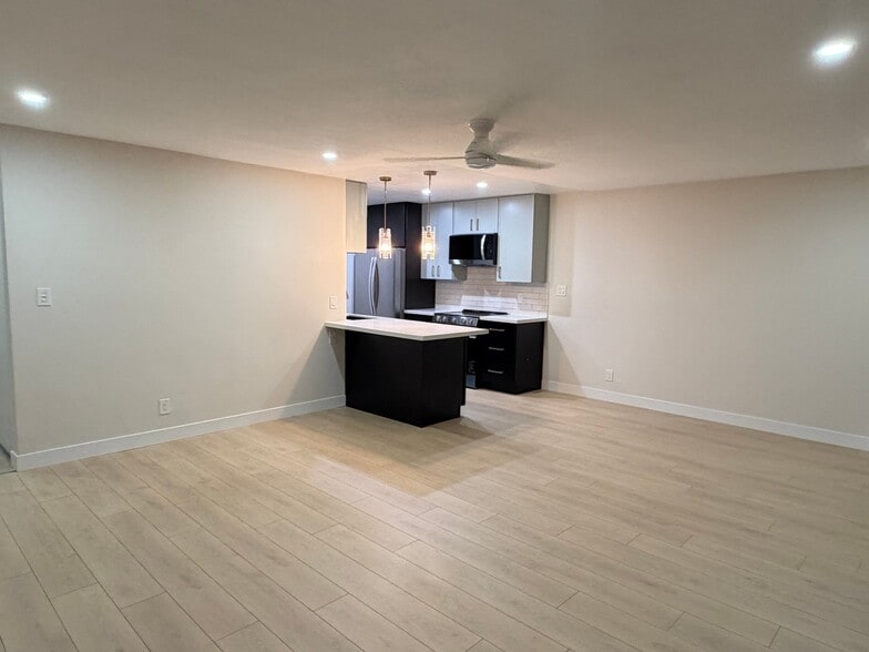 Building Photo - 1061 Park Ave