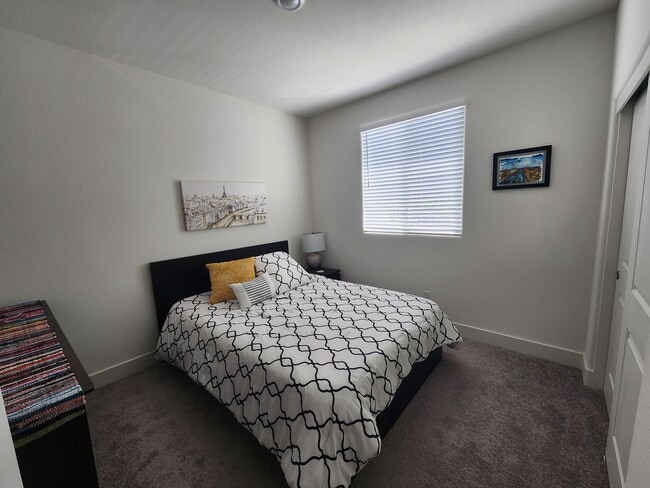 Building Photo - Beautiful 4/2/5 located in Lincoln w/ Sola...