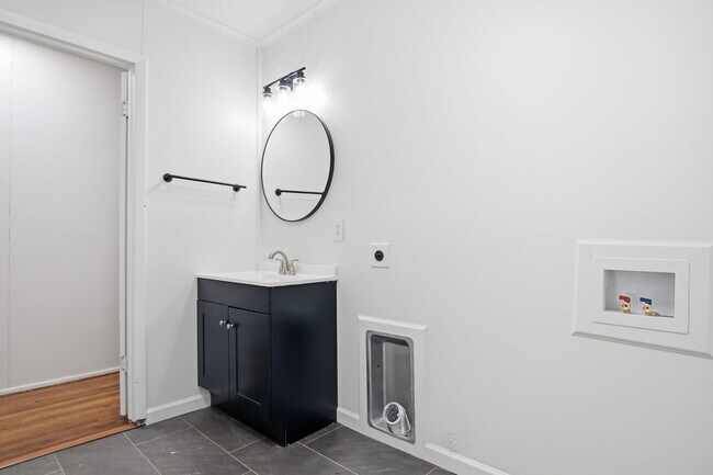 Building Photo - 846 Marilyn St