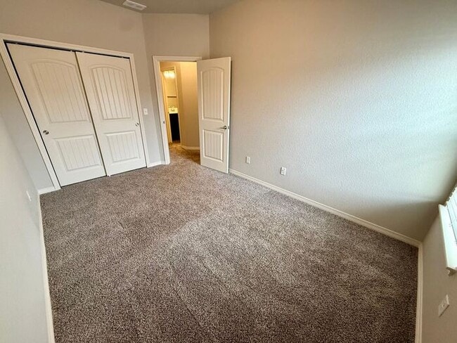 Building Photo - Beautiful 3 bed/ 2.5 bath Townhome in Berthoud