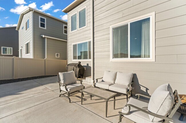 Building Photo - Beautiful 5-Bedroom, 4-Bathroom Home with ...