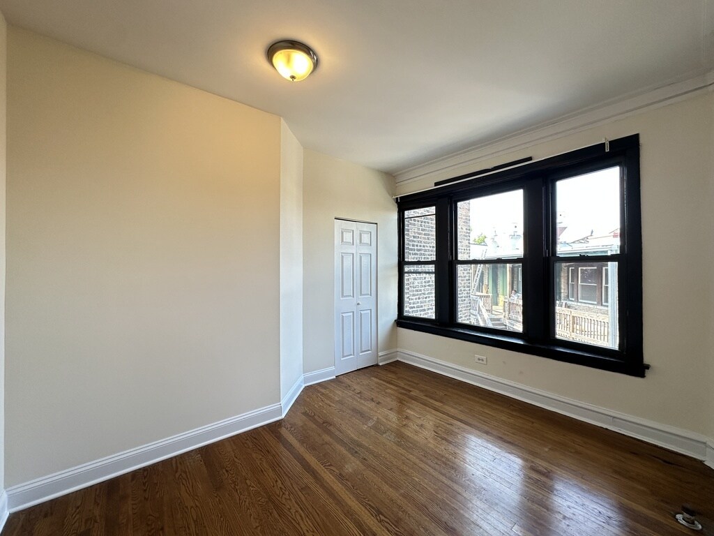 Building Photo - 2647 N Sawyer Ave