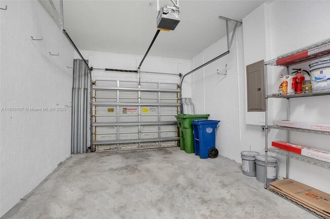 Building Photo - 3912 Tree Top Dr