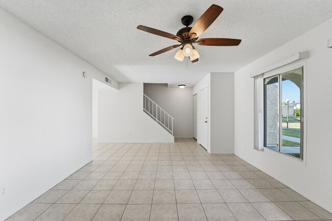 Building Photo - Beautiful 3-Bedroom Townhome in Northern Manor West