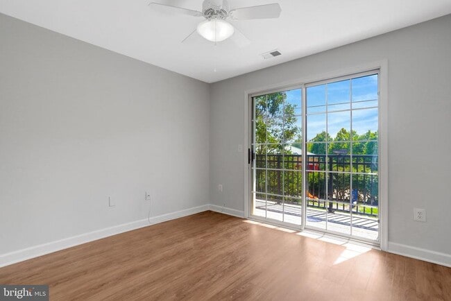 Building Photo - 6924 Fairfax Dr