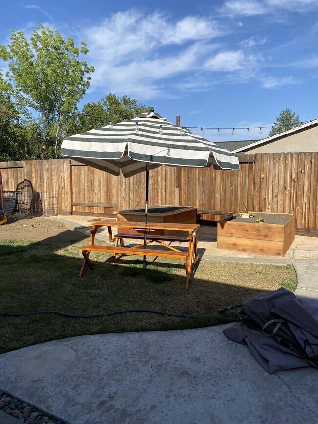 Building Photo - 1713 El Paseo Dr