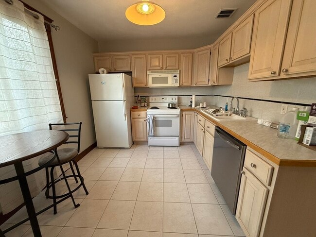 Building Photo - 22 Yale Ave