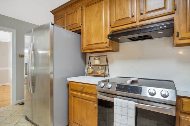 Building Photo - Beautifully Refreshed 4 Bedroom 3 Bath Col...