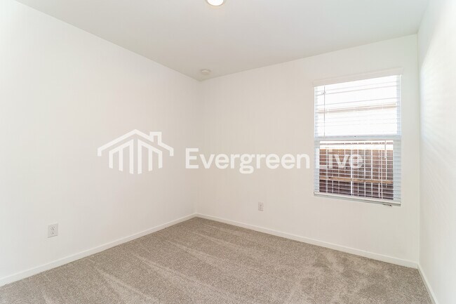 Building Photo - 216 Sycamore Pl