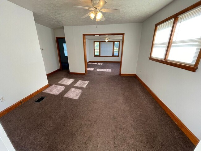 Building Photo - Great Location Private Setting Home For Rent