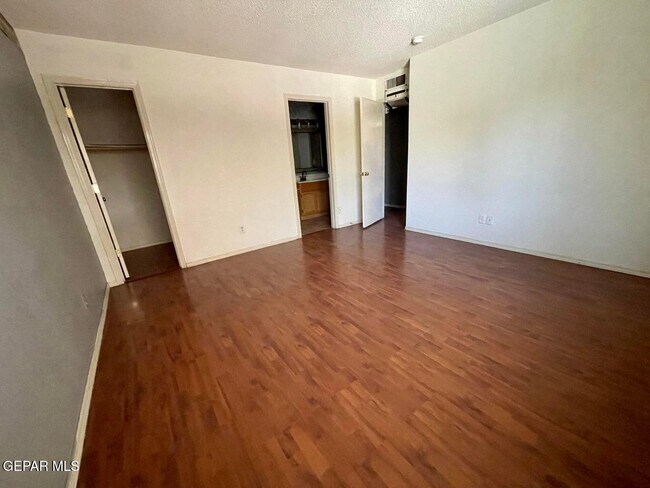 Building Photo - 3033 Tierra Humeda Dr