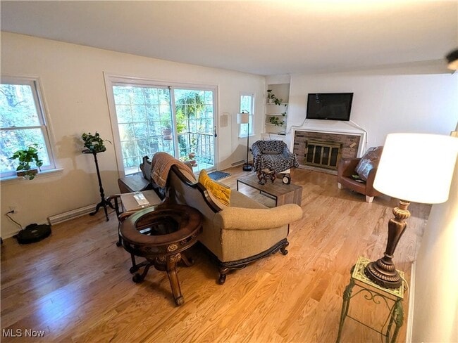 Building Photo - 14 E Carriage Dr