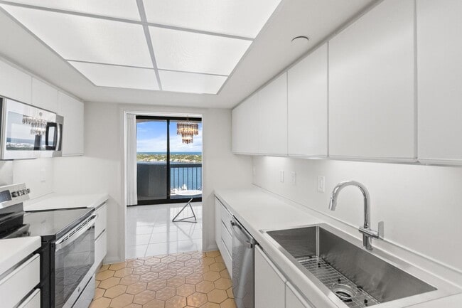 Building Photo - 123 Lakeshore Dr