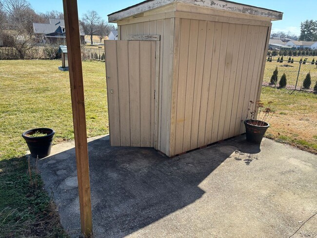 Building Photo - 208 Colwell Ln