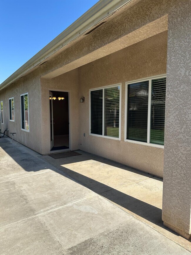 Building Photo - 2136 E Turnberry Ave