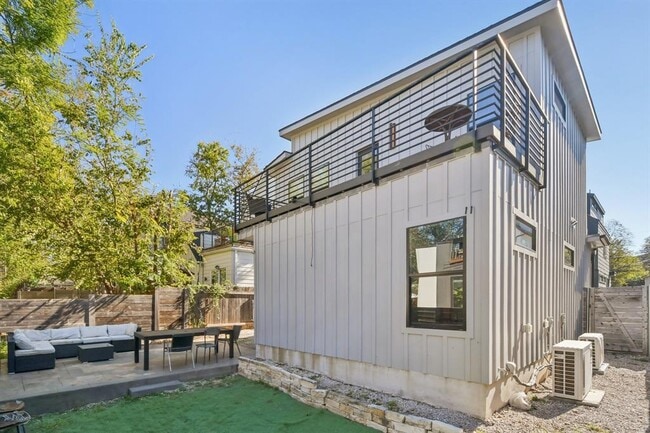 Building Photo - 2916 E 13th St