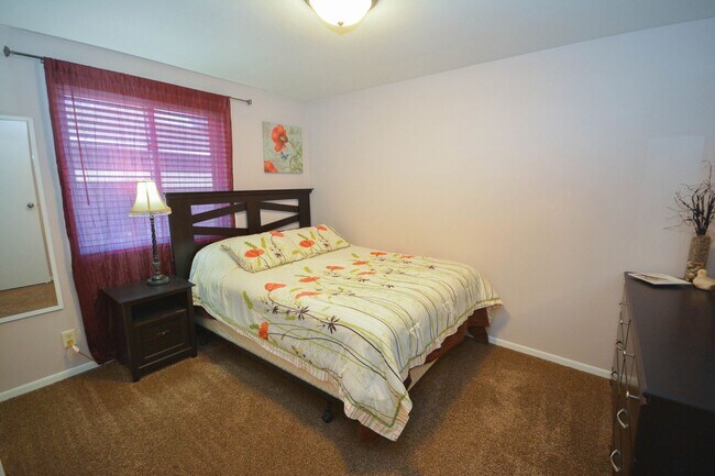 Building Photo - Ranch-style home with great fenced yard & patio!