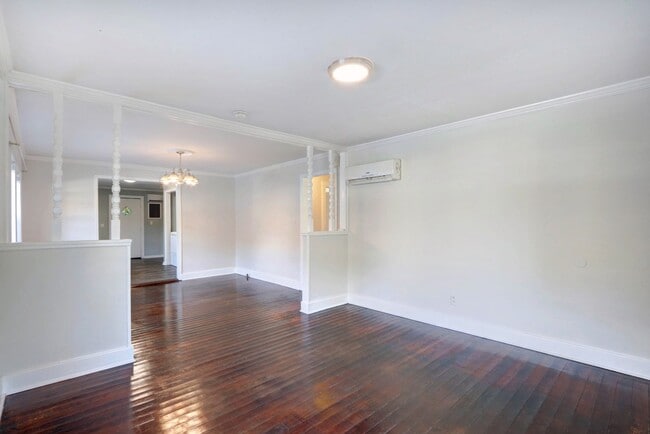 Building Photo - Single Family 2.5 bd, 1 ba close to Forsyth Park, Historic District