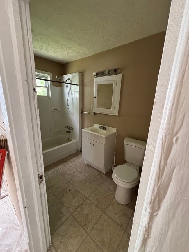 Building Photo - Section 8 welcome, 3 bedrooms 1 Bath. Spac...