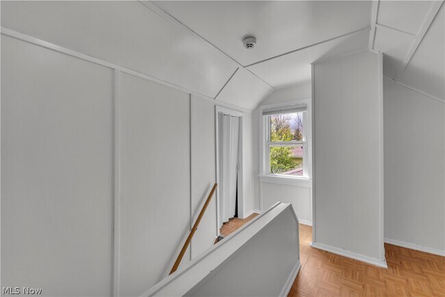 Building Photo - 5581 Saxon Dr