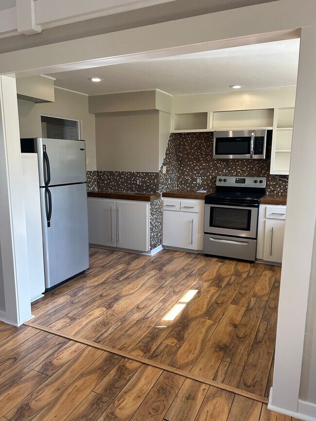 Building Photo - Contact Peggy 501 676 1758