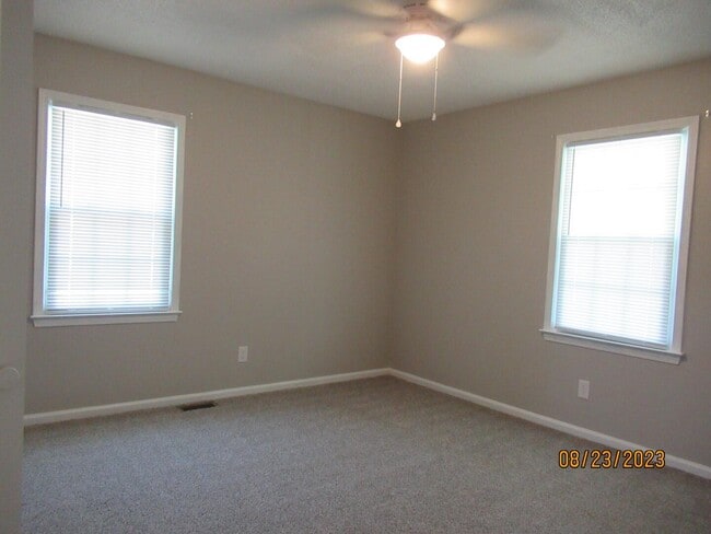 Building Photo - 870 Marigold St