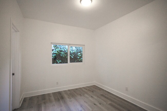 Building Photo - 401 Brooks Ave