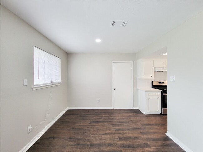 Building Photo - 6439 Oaknut Dr