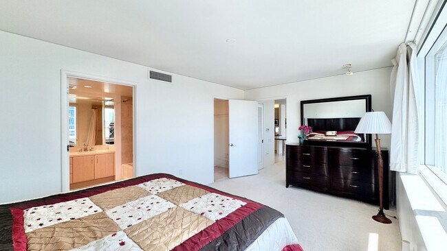 Building Photo - 2 BED/2 BATH FURNISHED UNIT AT HIGHLY DESI...