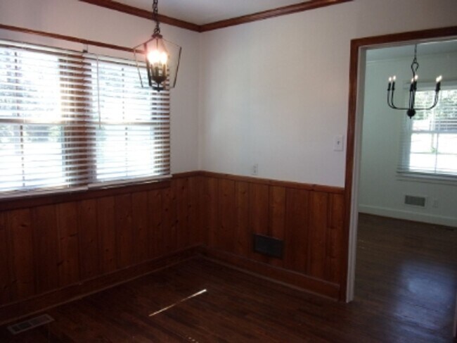 Building Photo - Charming 2 Bedroom 1 Bath Home in the Highly Desirable College Avenue Neighborhood