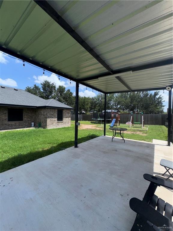 Building Photo - 1021 W Oak Ln
