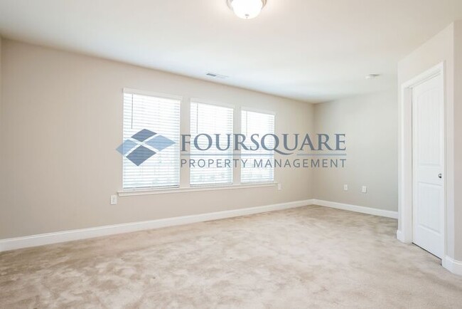 Building Photo - Townhome | Back Patio with Privacy Fence |...