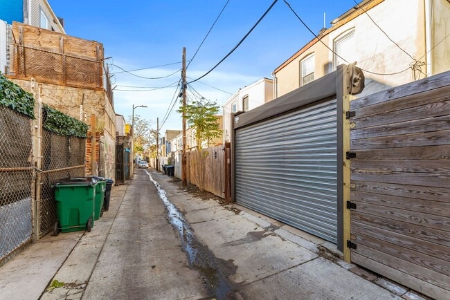 Building Photo - 2 Bedroom 1 Bathroom Townhouse // H-Street...