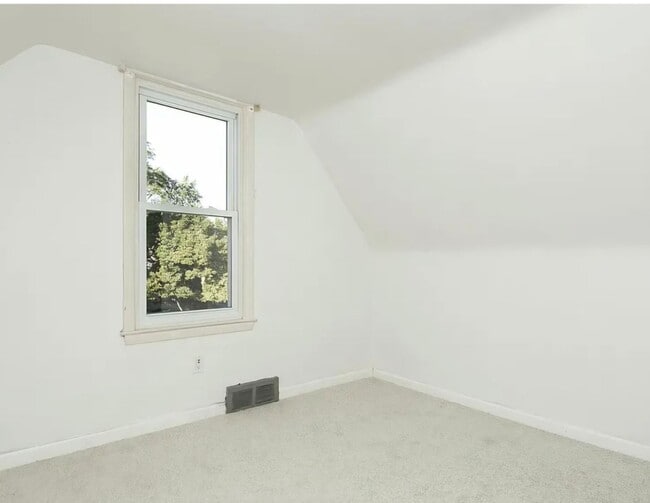 Building Photo - Updated 4 bedroom in Roseville